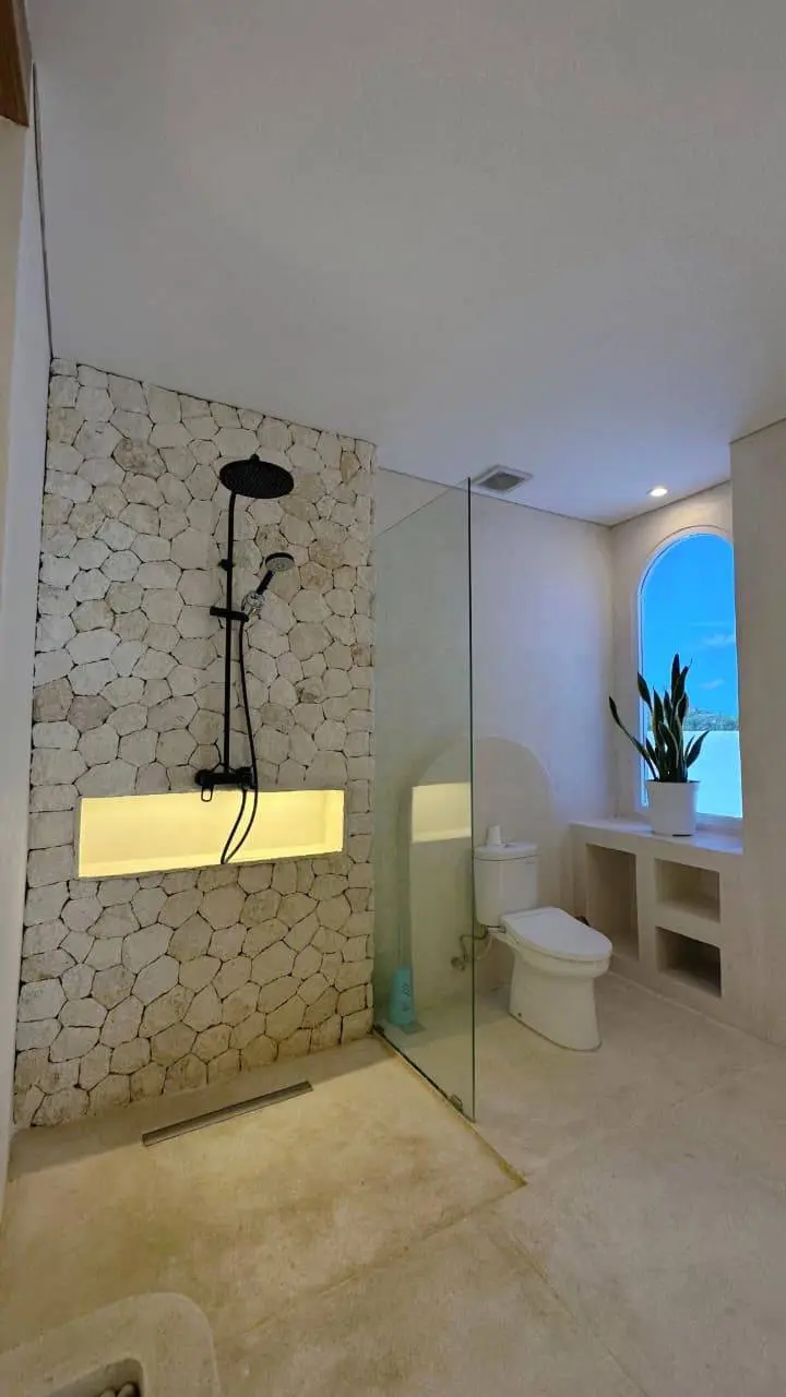 Spacious 3BR Villa w/ Private Pool and Rooftop Jacuzzi, 3-bed villa for rent in Uluwatu – photo 7 of 15
