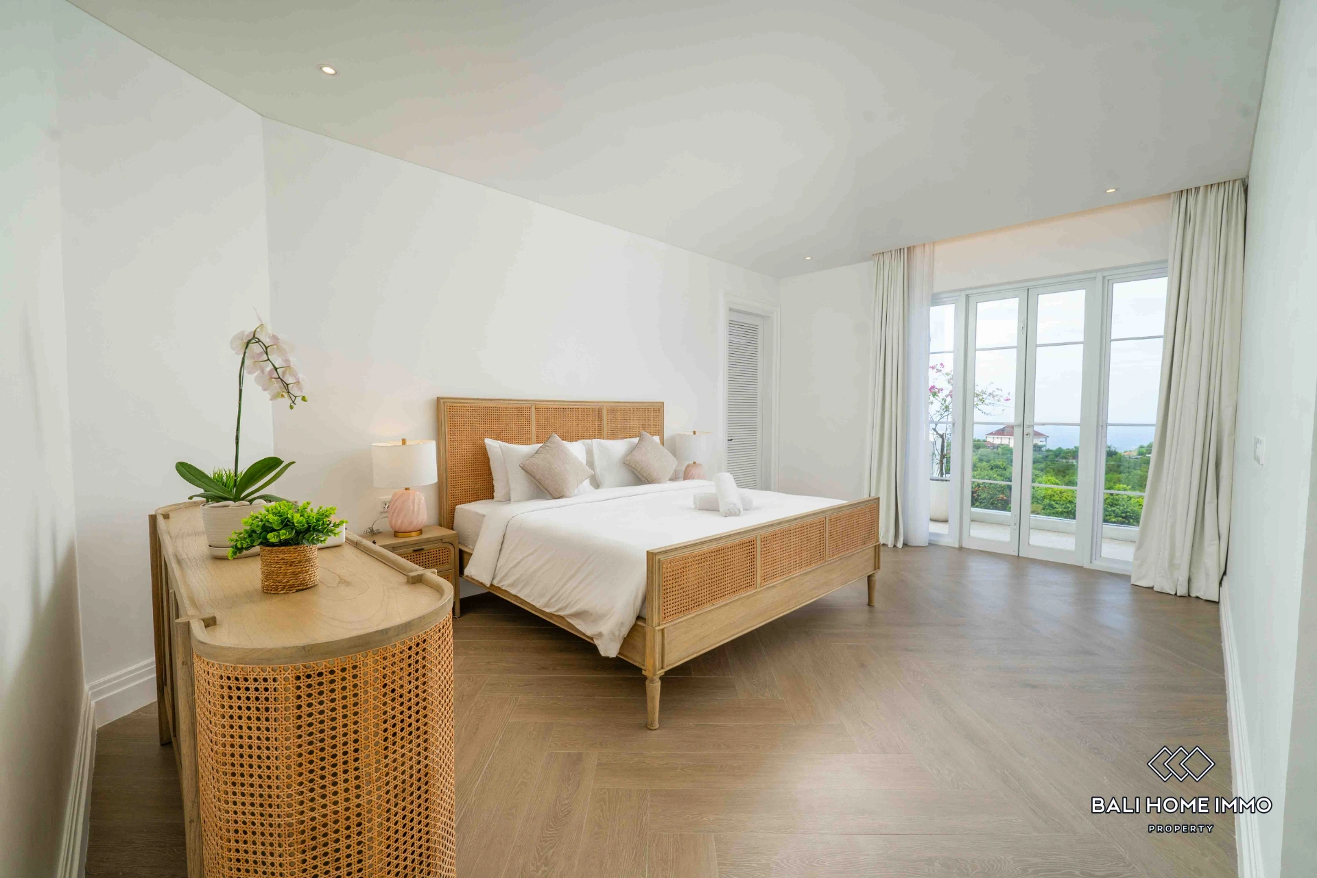 Luxurious 4 Bedrooms Ocean View Villa for Rent in Ungasan, 4-bed villa for rent in Uluwatu – photo 9 of 15