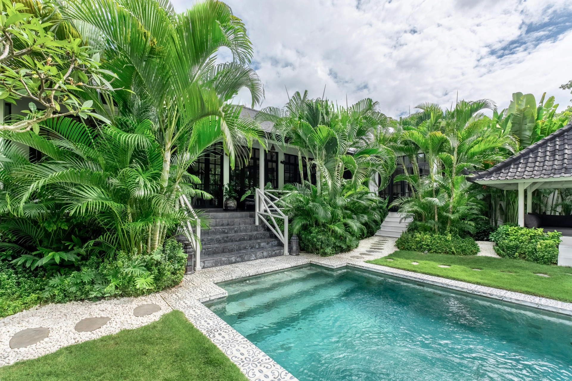 Villa Suwa - Spacious 4BR Villa with Lush Tropical Garden in Prime Location, 4-bed villa for rent in Canggu – photo 2 of 15