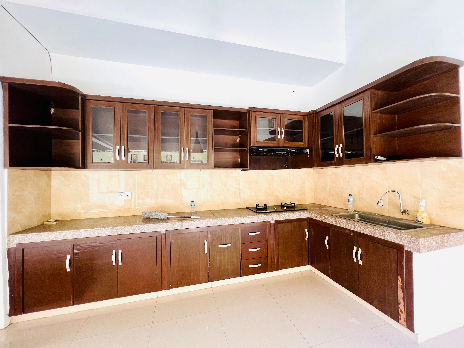 3 Bedrooms Tropical Villa in Berawa for Yearly Rent, 3-bed villa for rent in Canggu – photo 6 of 15
