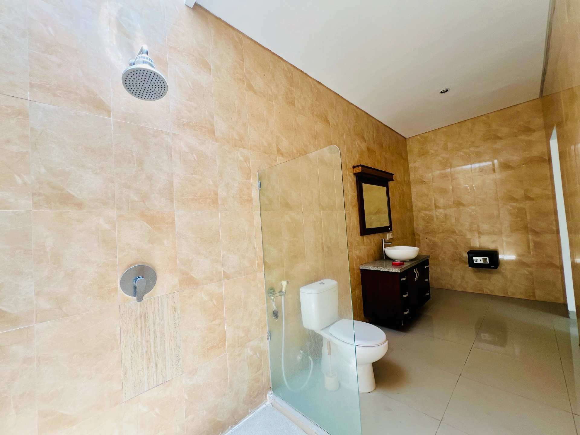 3 Bedrooms Tropical Villa in Berawa for Yearly Rent, 3-bed villa for rent in Canggu – photo 8 of 15