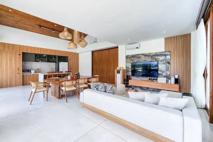 3 Bedrooms Luxurious Tropical Villa in Berawa for Sale and Rent, 3-bed villa for rent in Canggu – photo 2 of 15