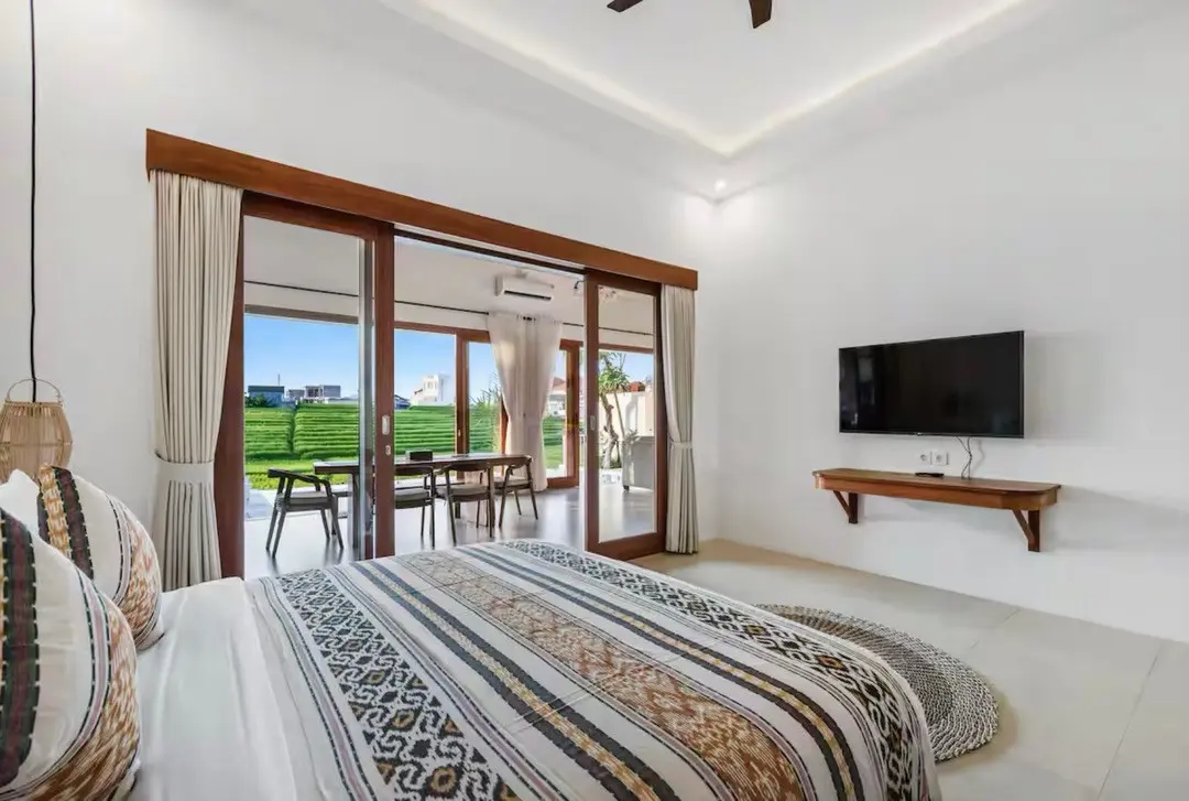 The R Villa Swantika - Rice Field Views, Walk to Obsidian Gym, 2-bed villa for rent in Pererenan – photo 11 of 15