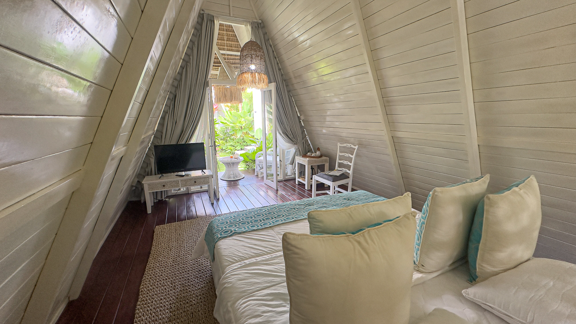 6 Bedroom Modern Joglo Villa with Big Garden in Canggu, Bali, 6-bed villa for rent in Canggu – photo 10 of 15