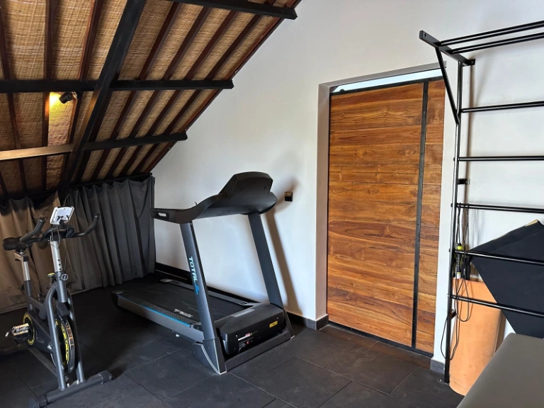 Spacious 6BR Villa w/ Rooftop Patio and Ocean Views, 6-bed villa for rent in Uluwatu – photo 8 of 15