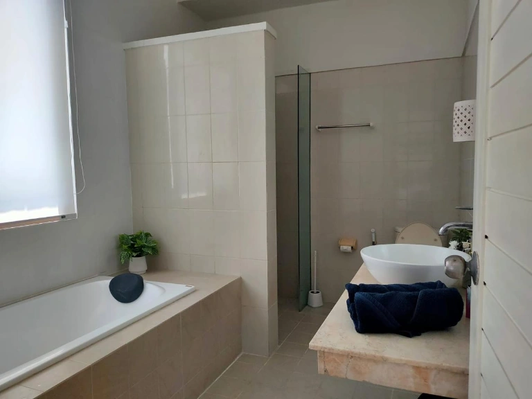 An - for Rent Kontemporer Style Villa in Taman Griya Jimbaran, 3-bed villa for rent in Uluwatu – photo 6 of 15