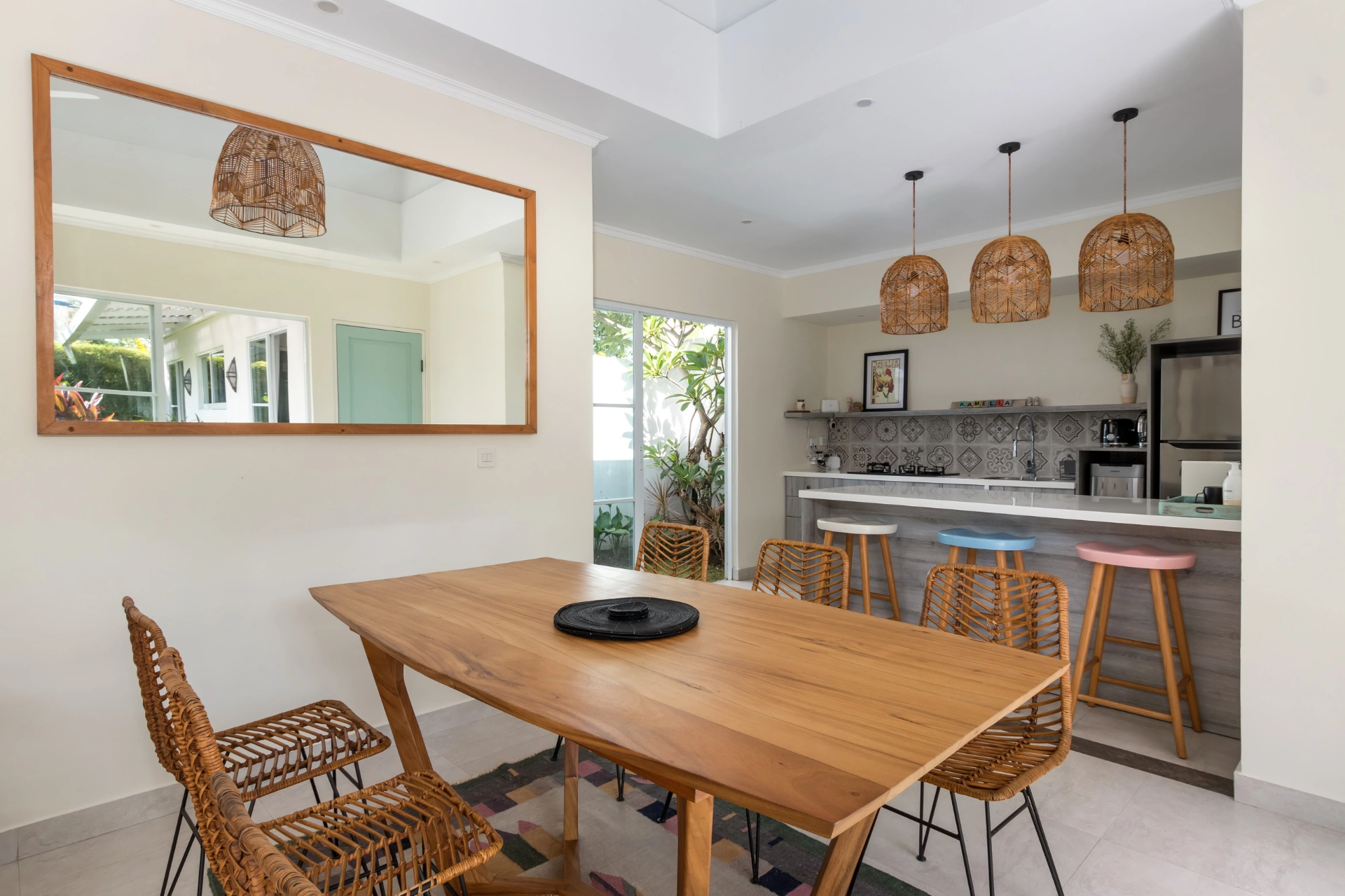 Villa Kamelia - Charming 3-Bedroom Tropical Haven with Garden in Prime Berawa, 3-bed villa for rent in Canggu – photo 12 of 15