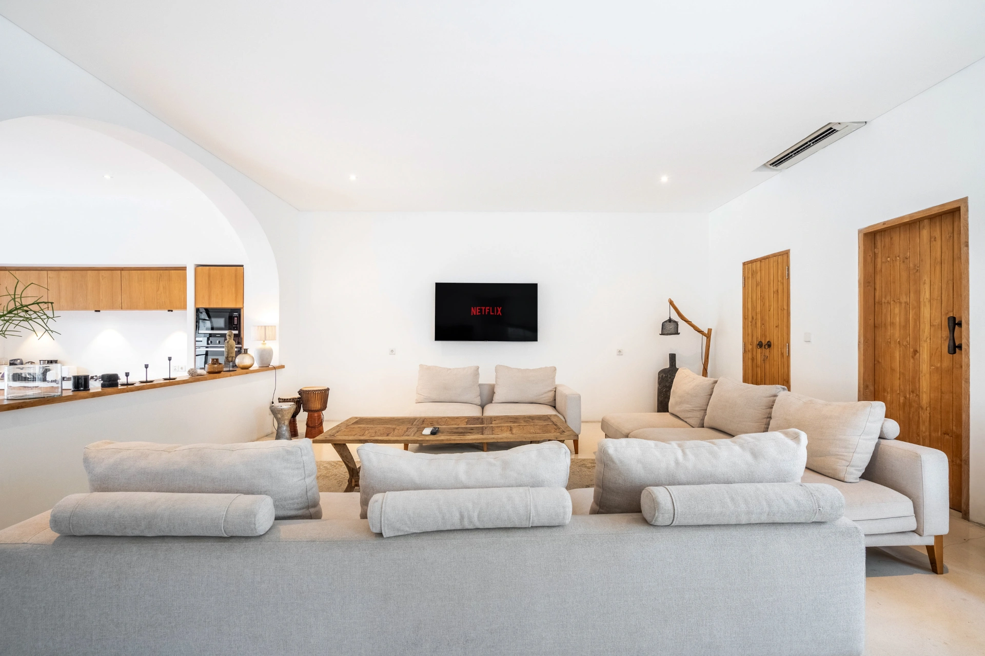 Bianca - Pool Table & BBQ Villa, Canggu, 4-bed villa for rent in Canggu – photo 8 of 15