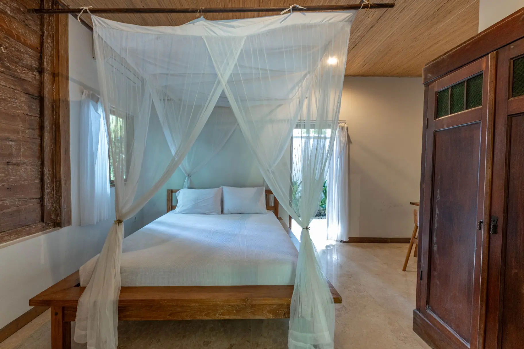 Villa Anne - Charming Joglo-Style Villa with Huge Garden in the Heart of Berawa, 2-bed villa for rent in Canggu – photo 13 of 15