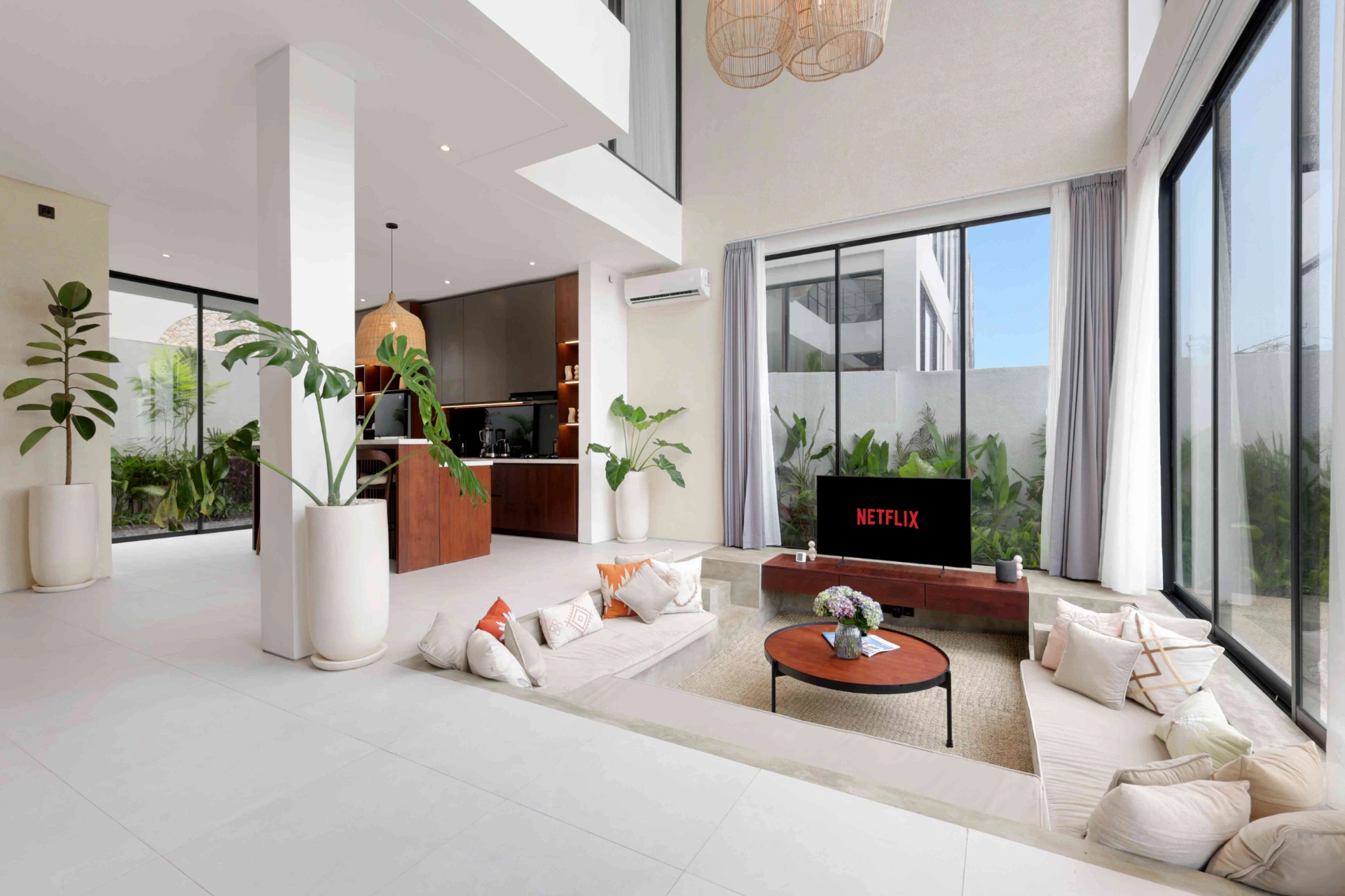Luxury 3BR Villa w/ Rooftop Pool and Ocean Views, Lima Beach, 3-bed villa for rent in Pererenan – photo 3 of 15