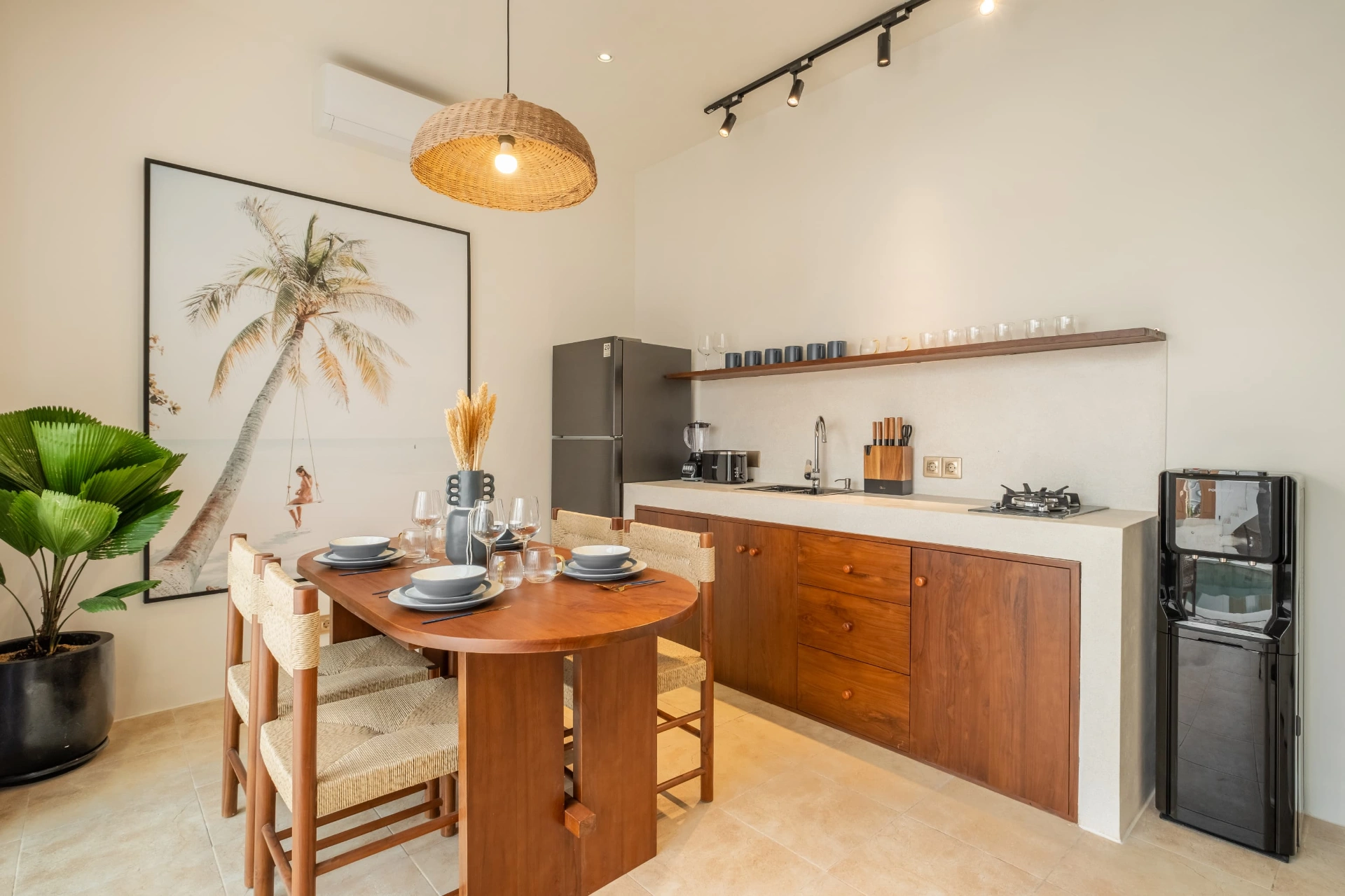 Brand New Modern 2 Bedroom Villa in Central Berawa with Rooftop, 2-bed villa for rent in Canggu – photo 3 of 15
