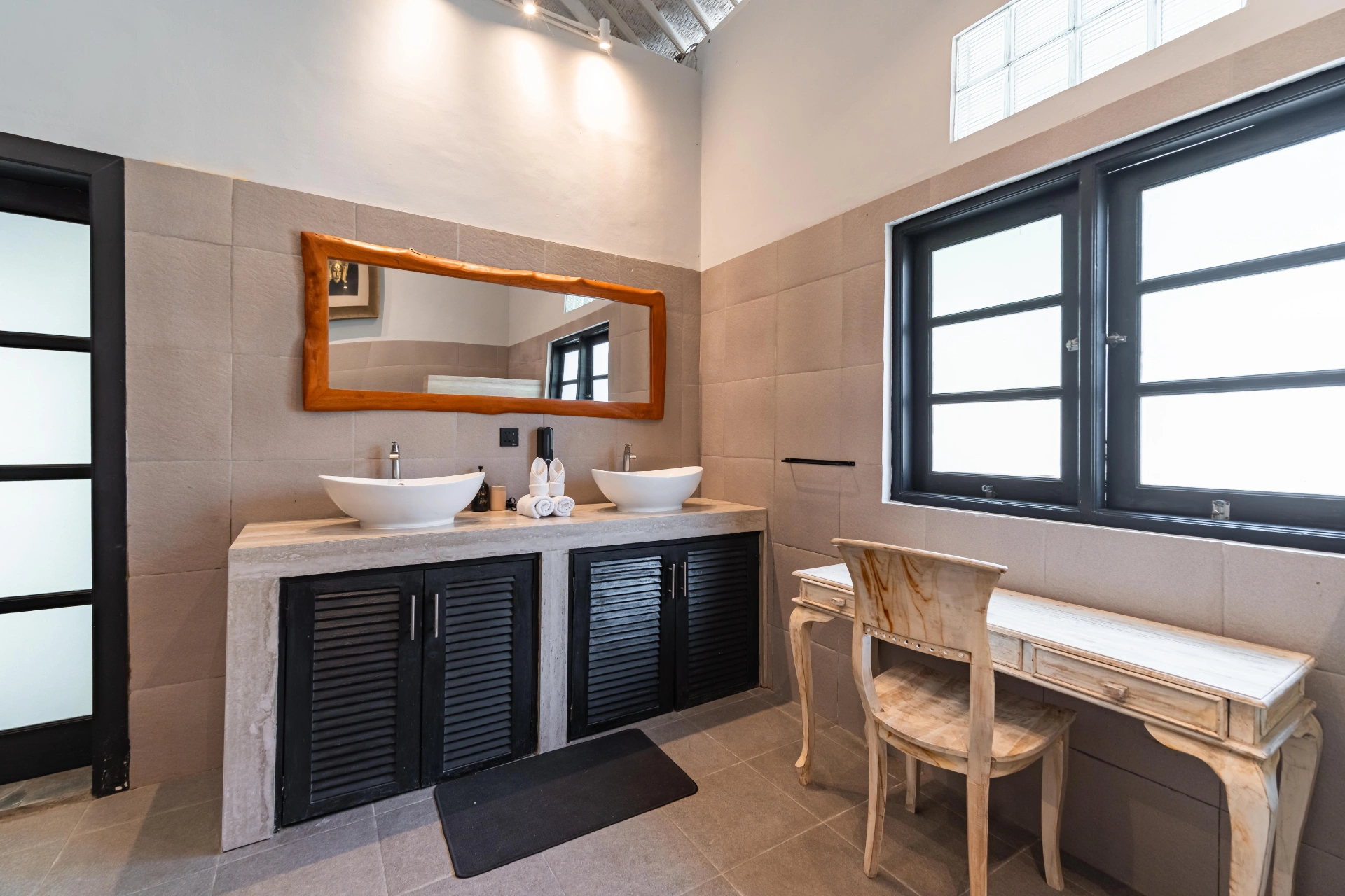4BR Luxury Pool Villa • 2 Bathtubs • Quiet End Street • Closed Living, 4-bed villa for rent in Seminyak – photo 10 of 12
