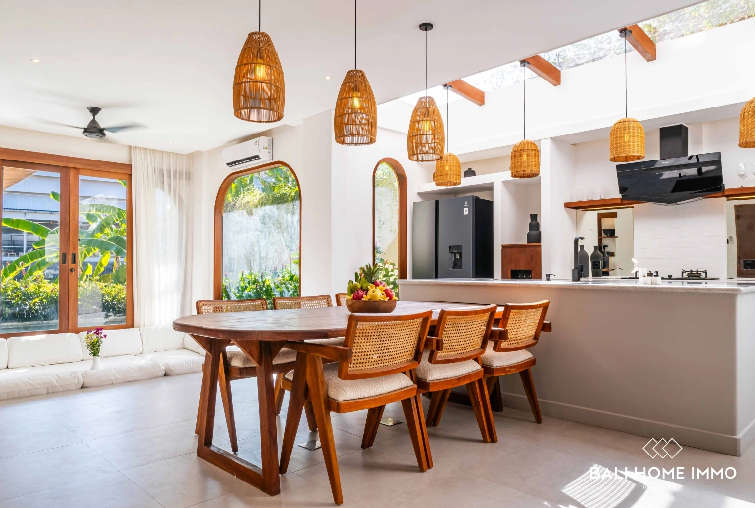 Brand new 3 bedroom villa in the heart of Berawa, 3-bed villa for rent in Canggu – photo 2 of 15