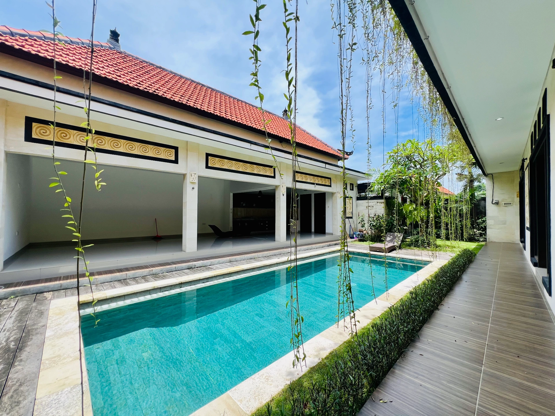 3 Bedrooms Tropical Villa in Berawa for Yearly Rent, 3-bed villa for rent in Canggu – photo 2 of 15