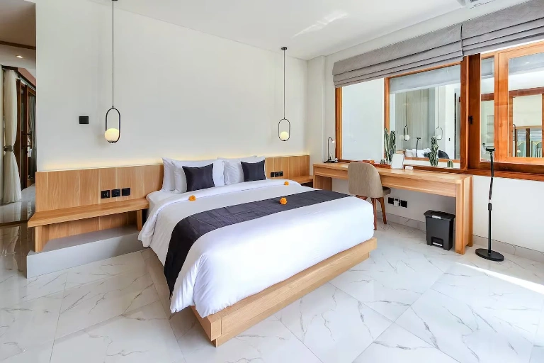 3 Bedrooms Luxurious Tropical Villa in Berawa for Sale and Rent, 3-bed villa for rent in Canggu – photo 14 of 15
