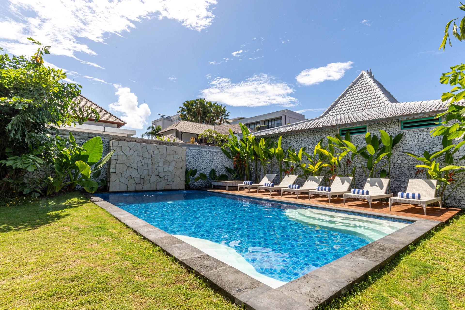 Spacious 2BR Garden Villa w/ Jacuzzi, Balcony & Pool, 2-bed villa for rent in Canggu – photo 8 of 15