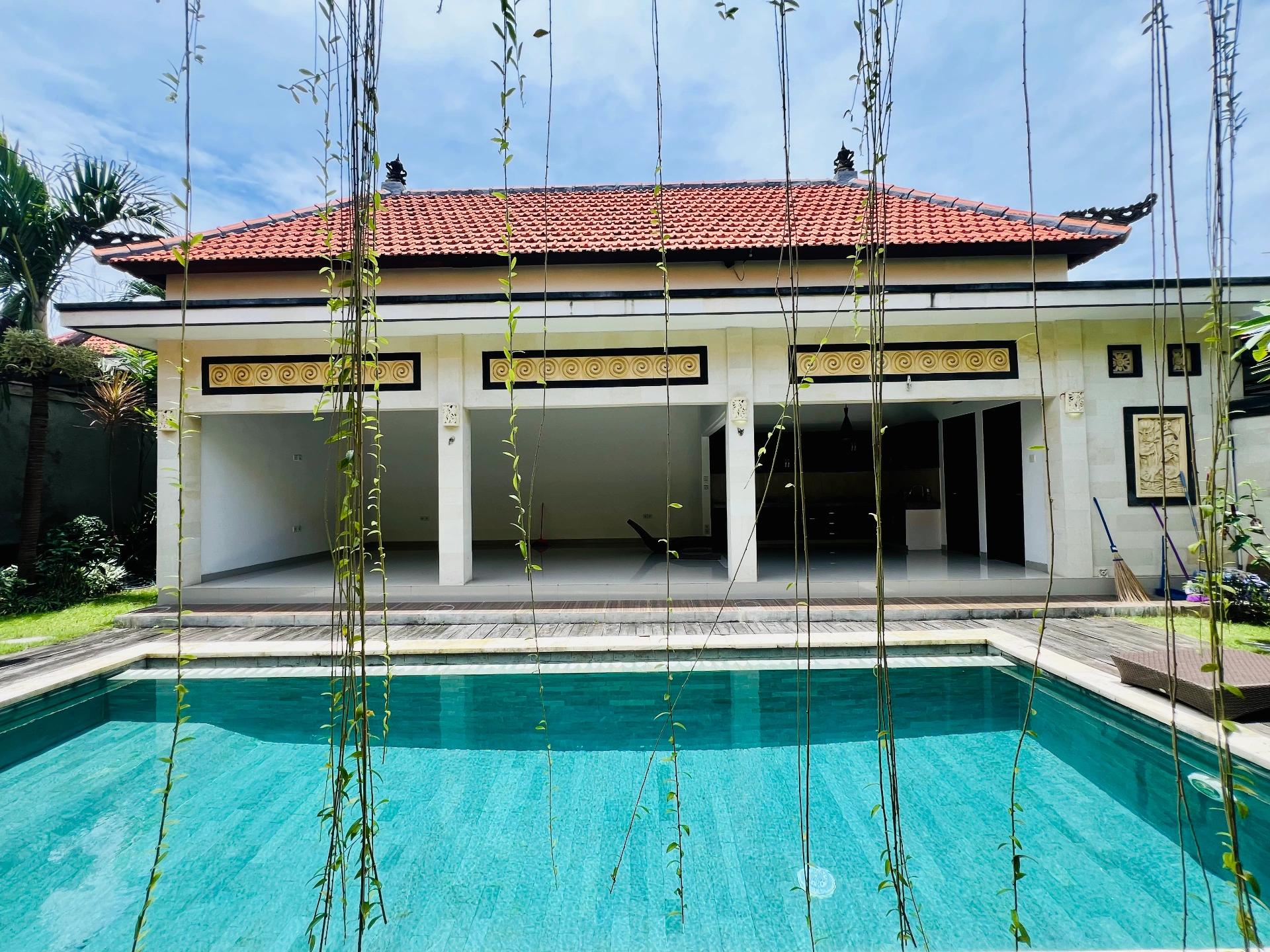3 Bedrooms Tropical Villa in Berawa for Yearly Rent, 3-bed villa for rent in Canggu – photo 9 of 15