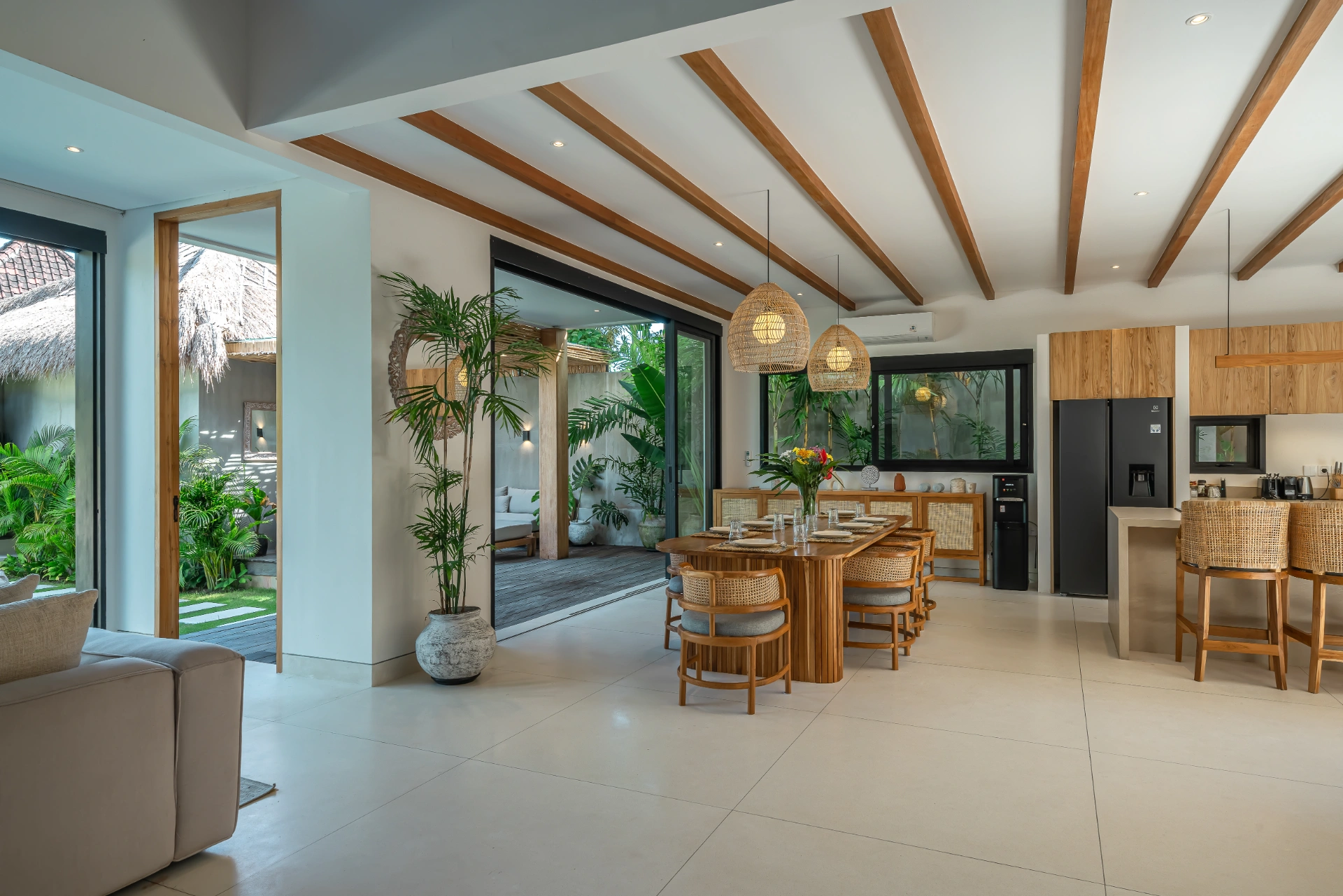 Villa Kameelya - Luxury 4-Bedroom Tropical Villa in the Heart of Berawa, 4-bed villa for rent in Canggu – photo 12 of 15