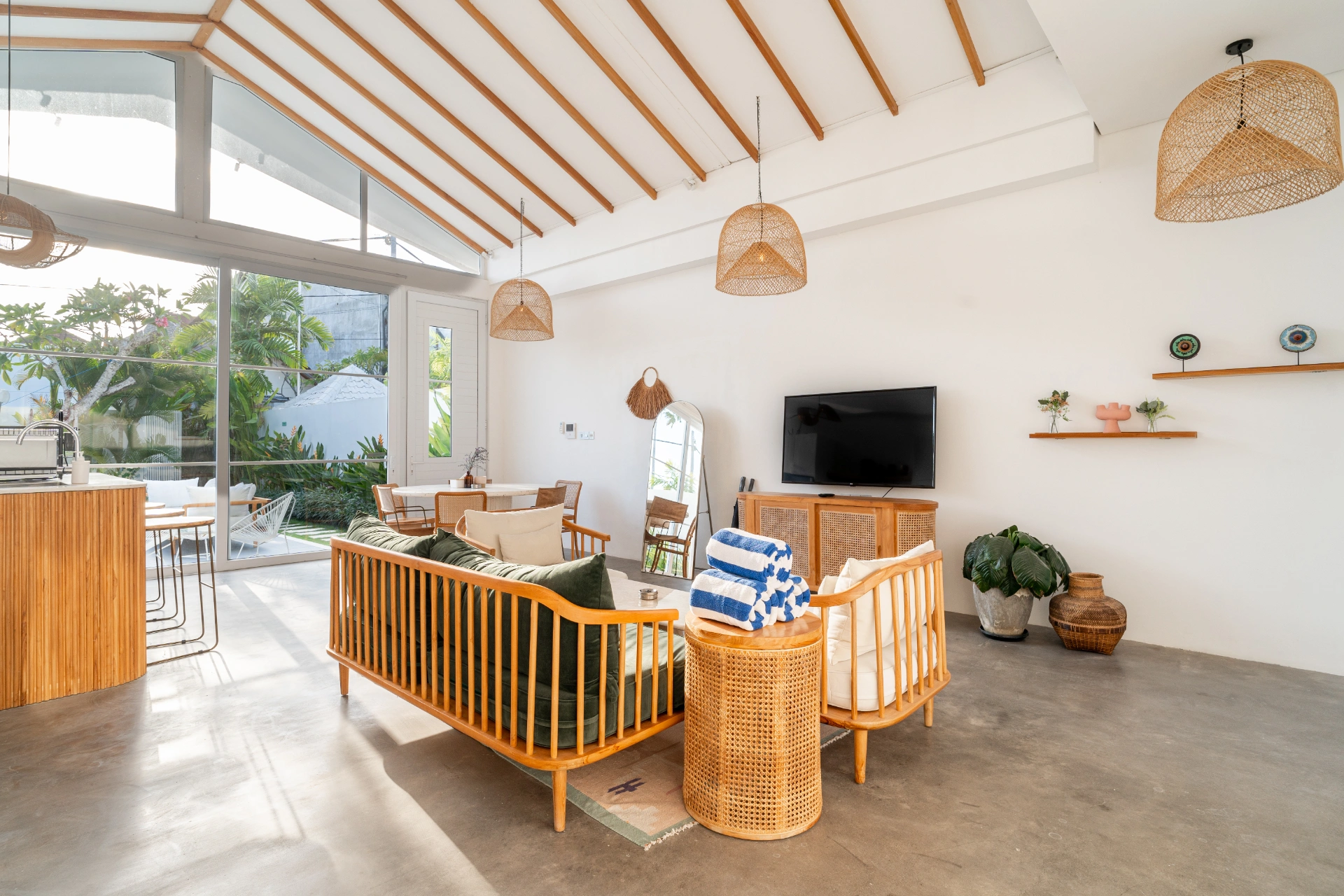 Beach Bliss Retreat : Stylish Modern 3BR Villa in Canggu, 3-bed villa for rent in Canggu – photo 6 of 15