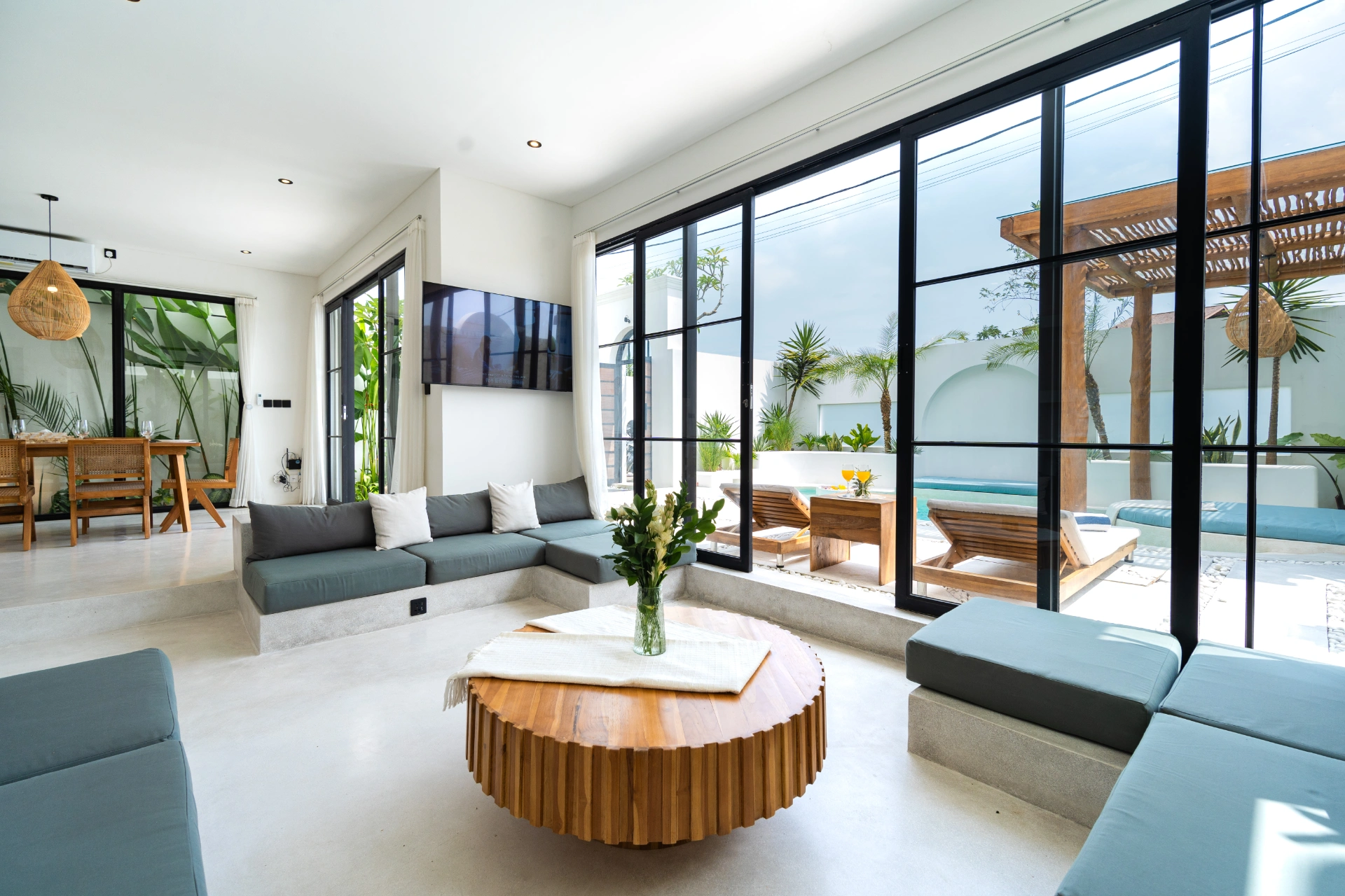 Walk to Seseh Beach•3BR Villa•2 Pools•Ocean Views, 3-bed villa for rent in Seseh – photo 9 of 15