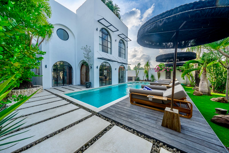 Lease Yearly Big Luxury Villa 4 Bedroom Berawa Canggu, 4-bed villa for rent in Canggu – photo 4 of 15