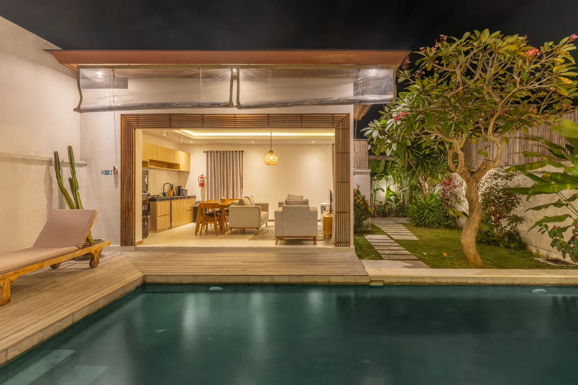Bernard - Poolside Access & Garden Villa, Uluwatu, 2-bed villa for rent in Uluwatu – photo 5 of 15