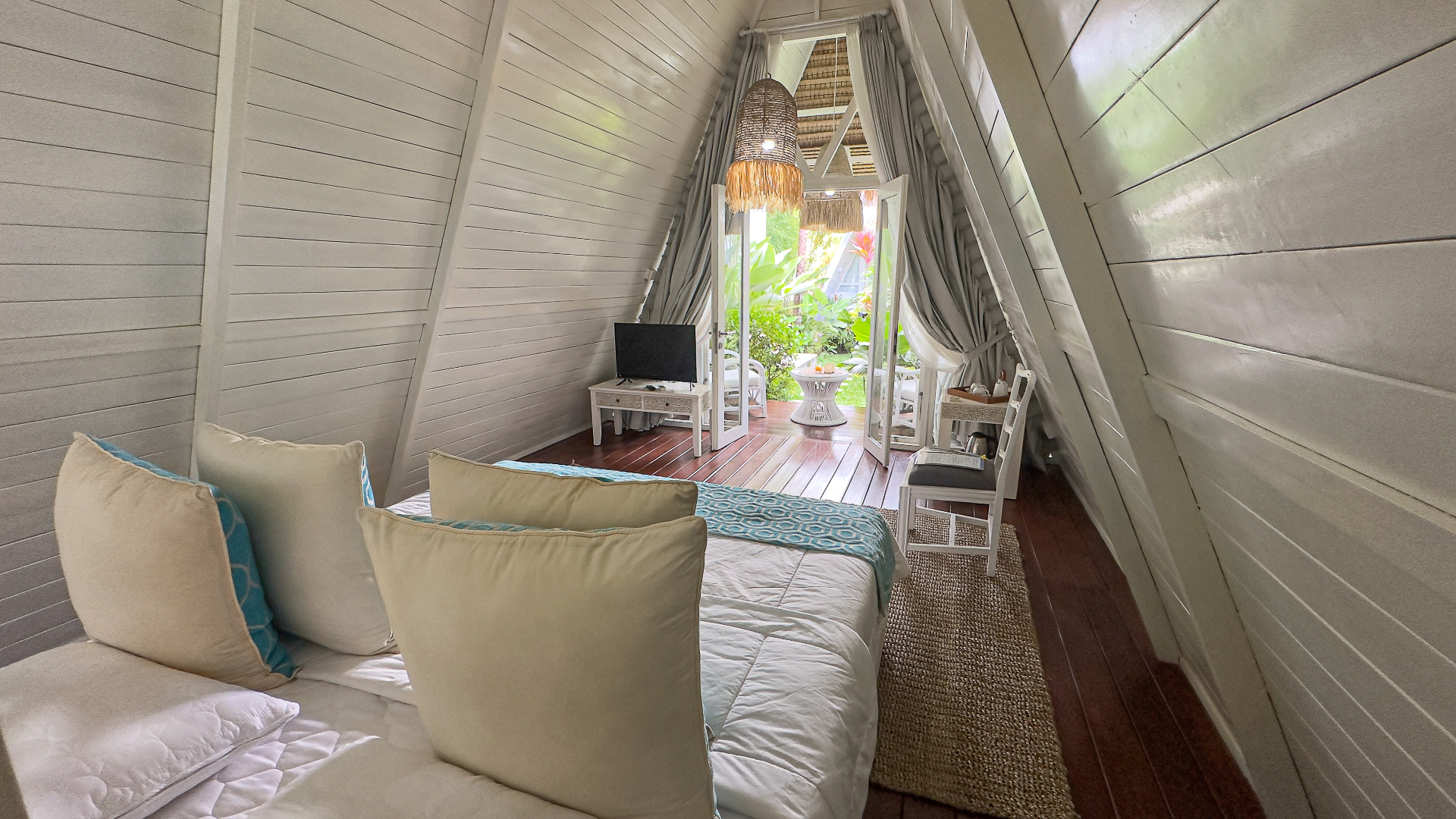 6 Bedroom Modern Joglo Villa with Big Garden in Canggu, Bali, 6-bed villa for rent in Canggu – photo 6 of 15