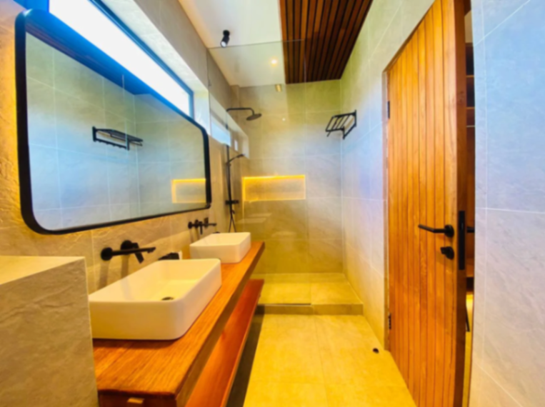 4 Bedrooms Villa Walking Distance to Berawa Beach, 4-bed villa for rent in Canggu – photo 9 of 15