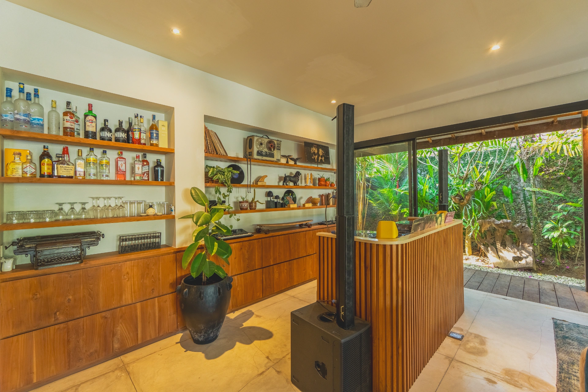 Tropical Luxury 5BR Villa in Canggu | Villa Kiki, 5-bed villa for rent in Canggu – photo 13 of 15