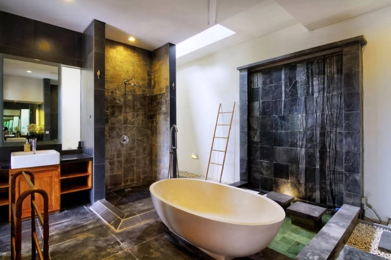 4 Bedroom Balinese Estate with Spectacular Jimbaran Bay View, 4-bed villa for rent in Uluwatu – photo 10 of 14