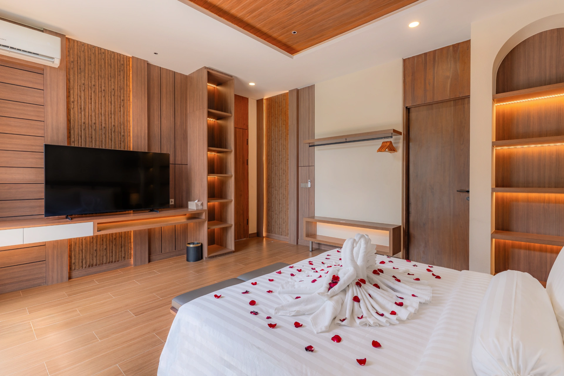 Sun-Drenched 5BR Villa w/ Ground-Floor Suite, 5-bed villa for rent in Kuta – photo 8 of 15