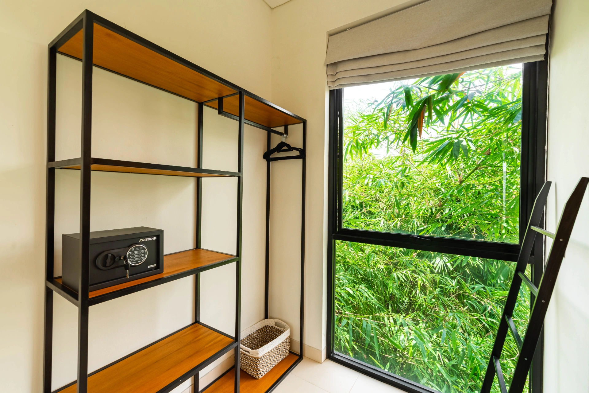 Luxury Black Villa w/ Private Pool • 8 Min to Beach, 1-bed villa for rent in Canggu – photo 12 of 15