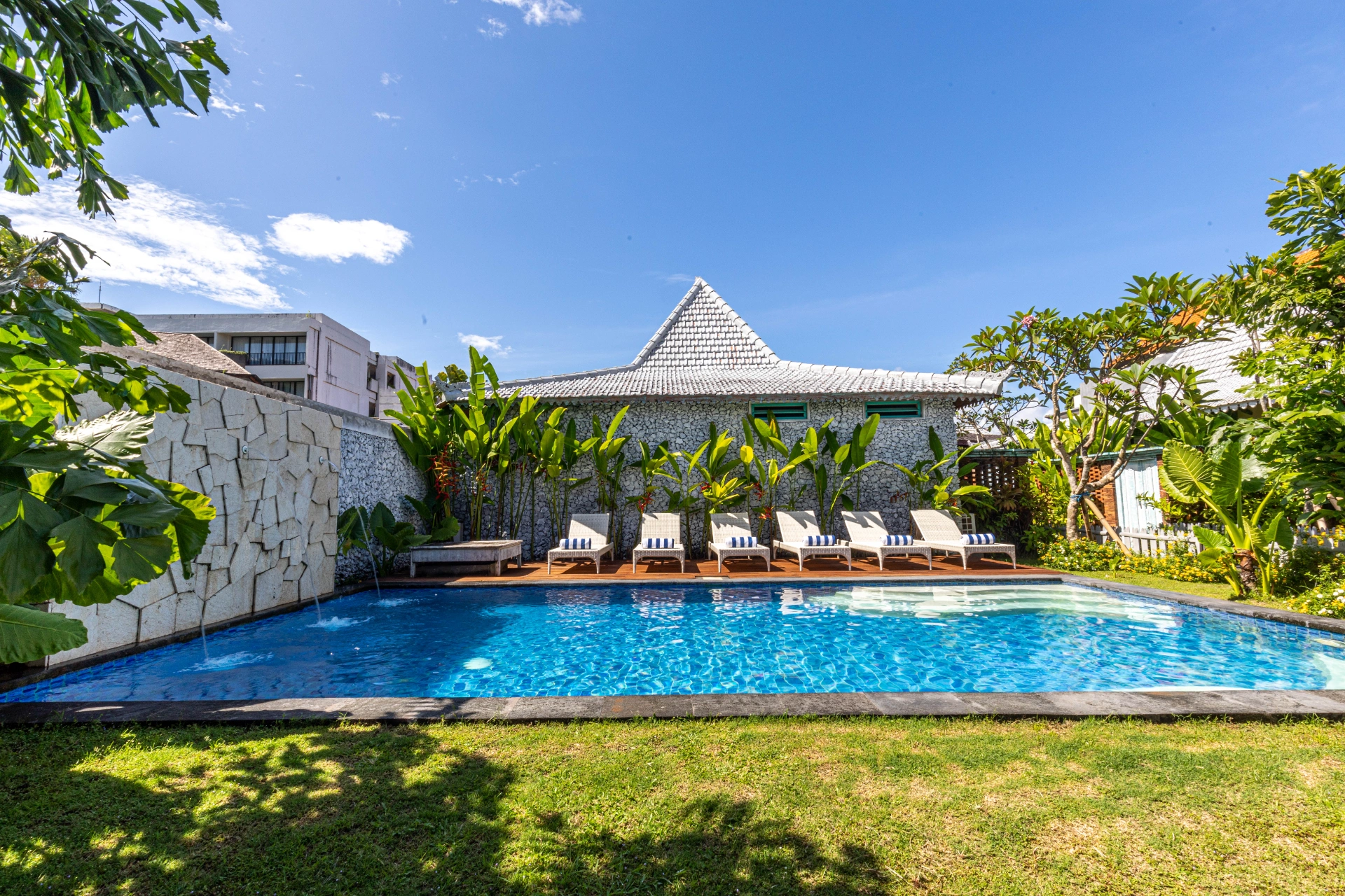 Spacious 2BR Garden Villa w/ Jacuzzi, Balcony & Pool, 2-bed villa for rent in Canggu – photo 12 of 15