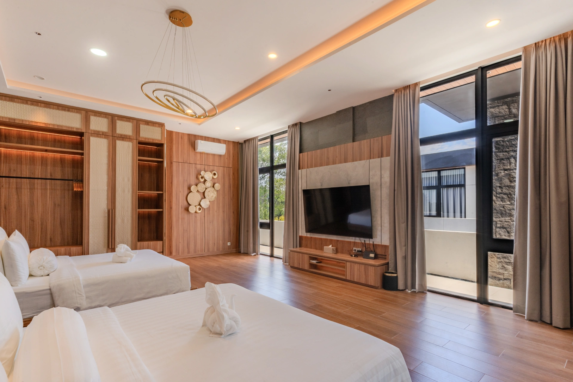 Sun-Drenched 5BR Villa w/ Ground-Floor Suite, 5-bed villa for rent in Kuta – photo 6 of 15