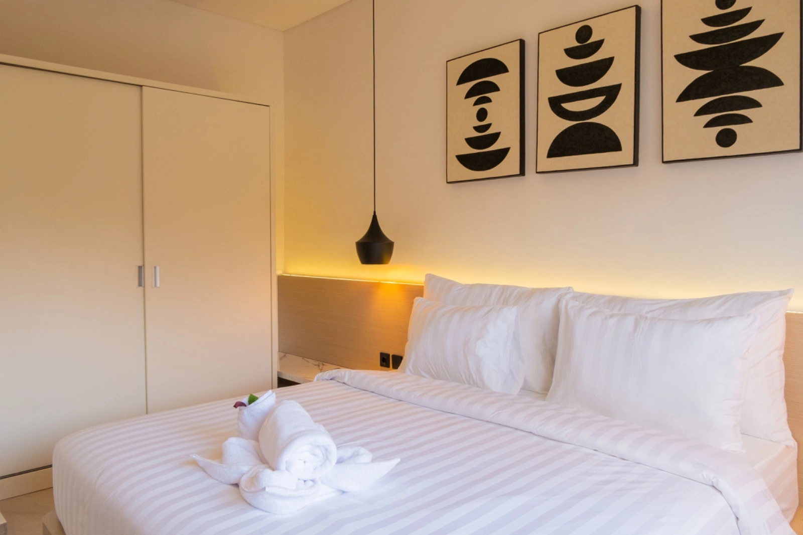 Modern 3-Bedroom Villa for Monthly or Yearly Rental – Kerobokan, Bali, 3-bed villa for rent in Canggu – photo 10 of 15