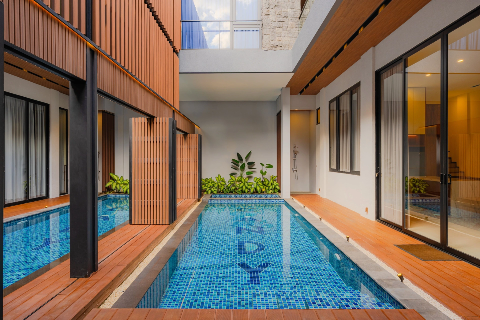 Sun-Drenched 5BR Villa w/ Ground-Floor Suite, 5-bed villa for rent in Kuta – photo 2 of 15