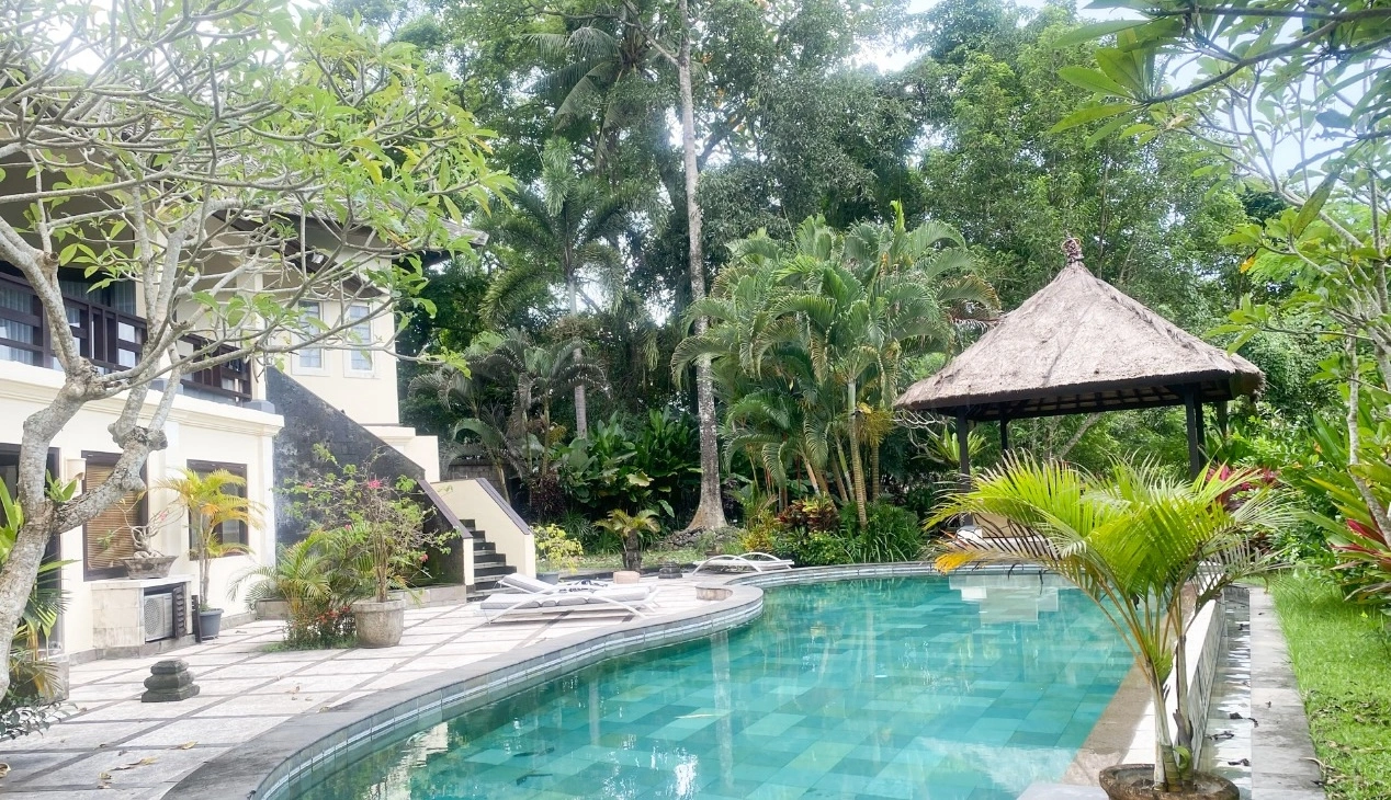 Villa Tumbak Bayuh–5 Bedroom Villa with Expansive Garden & Pool in Tumbak Bayuh, 5-bed villa for rent in Pererenan – photo 6 of 15