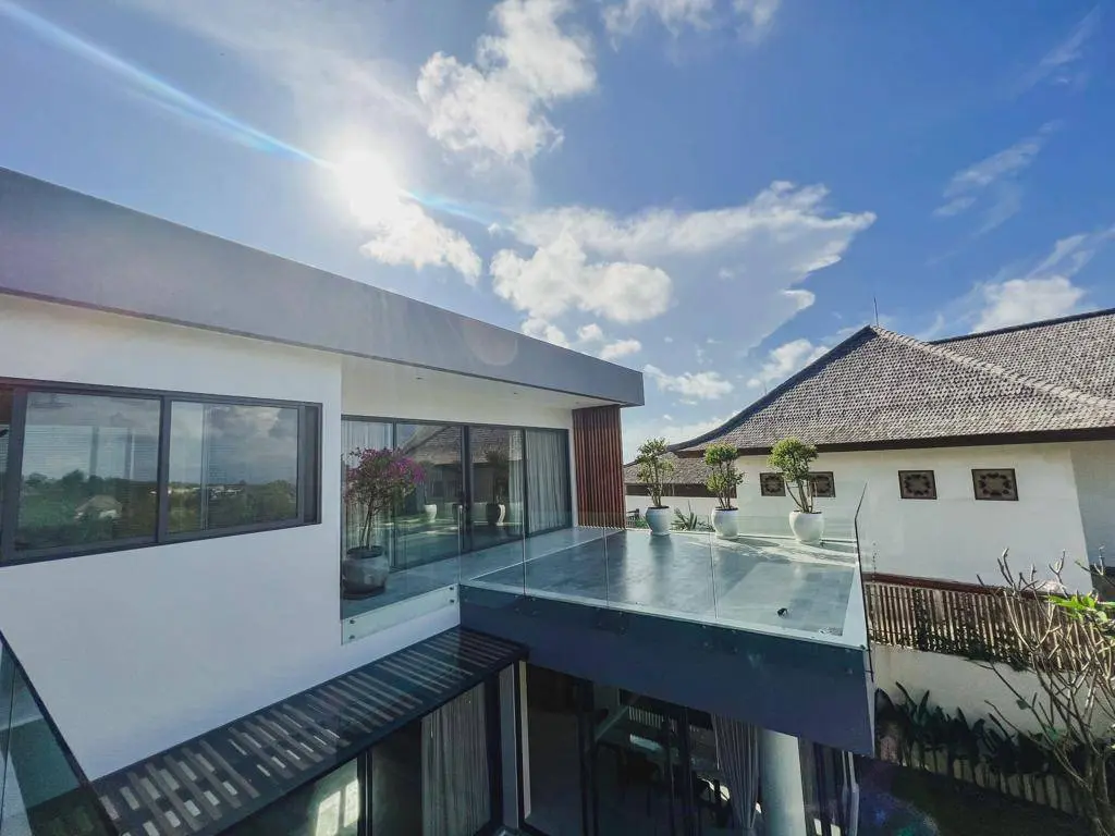 Tucked-Away 3BR Villa w/ Rooftop Patio and Sunset Views, 3-bed villa for rent in Uluwatu – photo 2 of 11