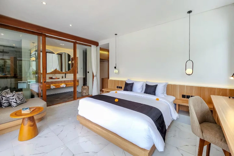3 Bedrooms Luxurious Tropical Villa in Berawa for Sale and Rent, 3-bed villa for rent in Canggu – photo 5 of 15