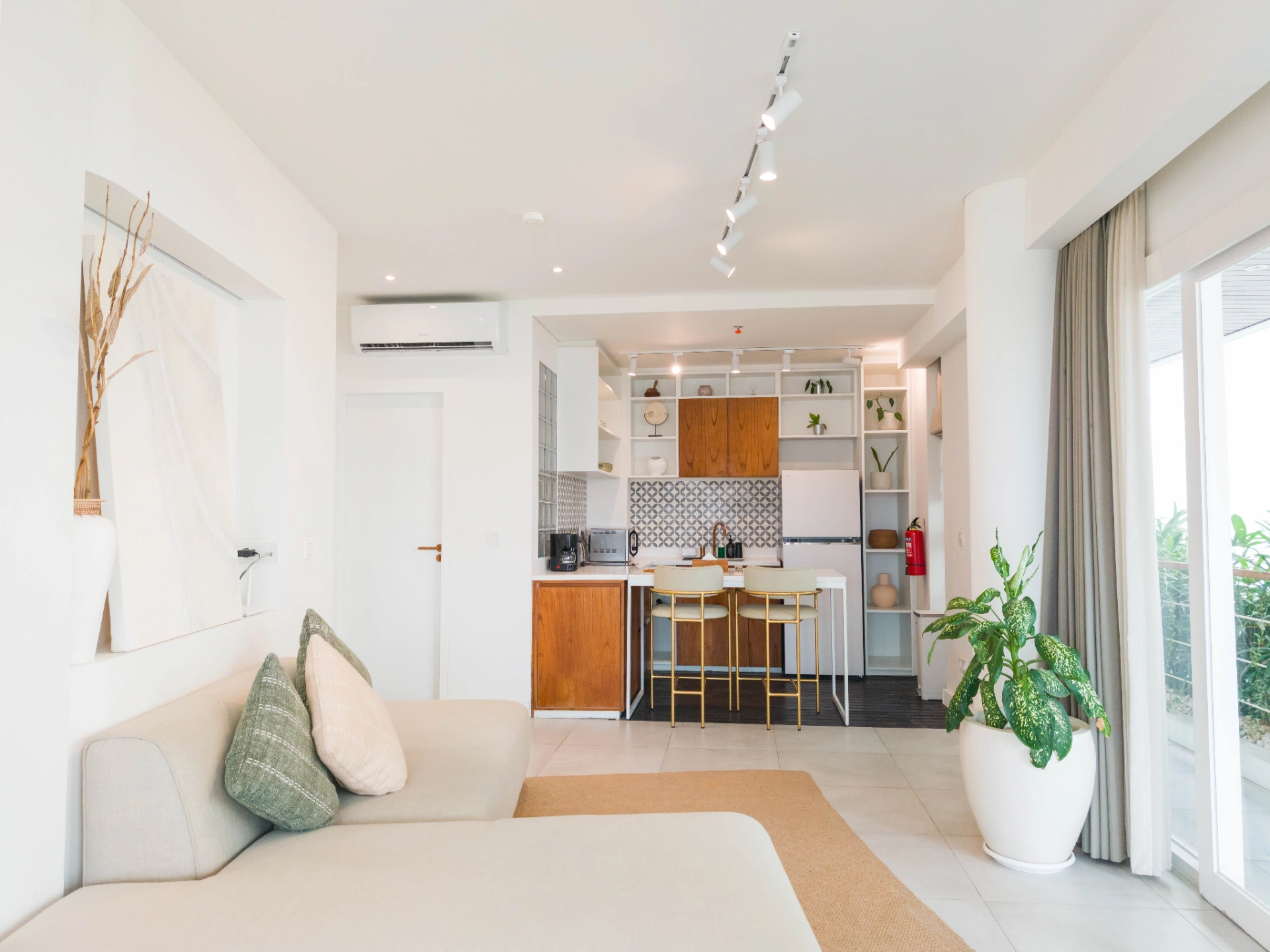 Elegant Modern Retreat in Heart of Berawa | The Cruise 31, 1-bed villa for rent in Canggu – photo 4 of 15