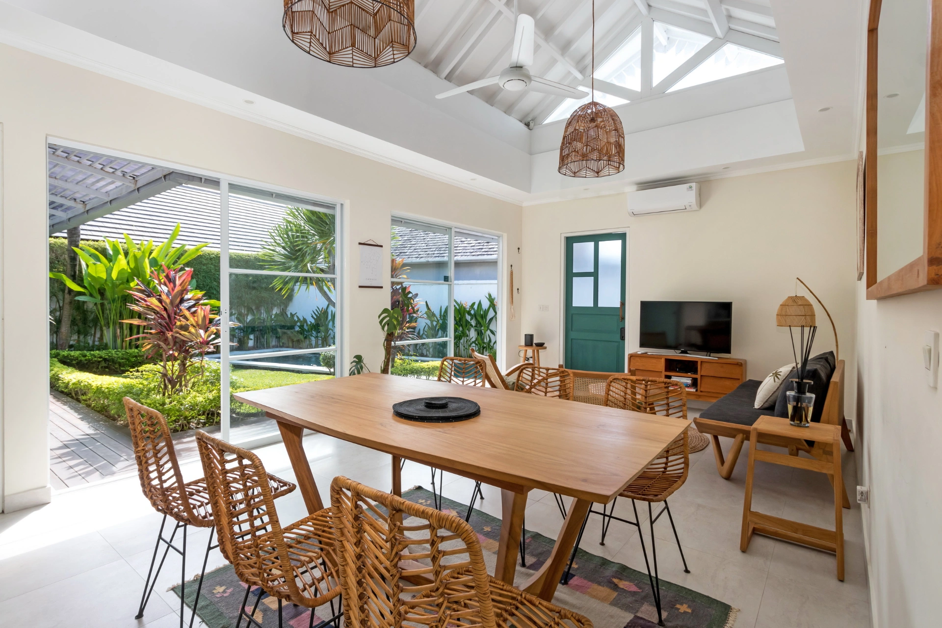 Villa Kamelia - Charming 3-Bedroom Tropical Haven with Garden in Prime Berawa, 3-bed villa for rent in Canggu – photo 6 of 15