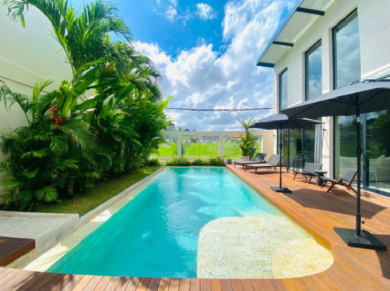 4 Bedrooms Villa Walking Distance to Berawa Beach, 4-bed villa for rent in Canggu – photo 2 of 15