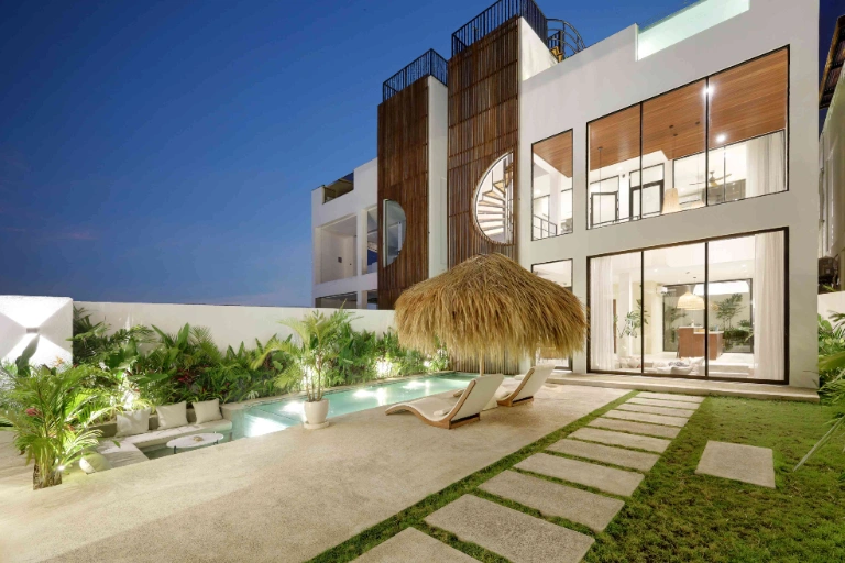 Luxury 3BR Villa w/ Rooftop Pool and Ocean Views, Lima Beach, 3-bed villa for rent in Pererenan – photo 2 of 15