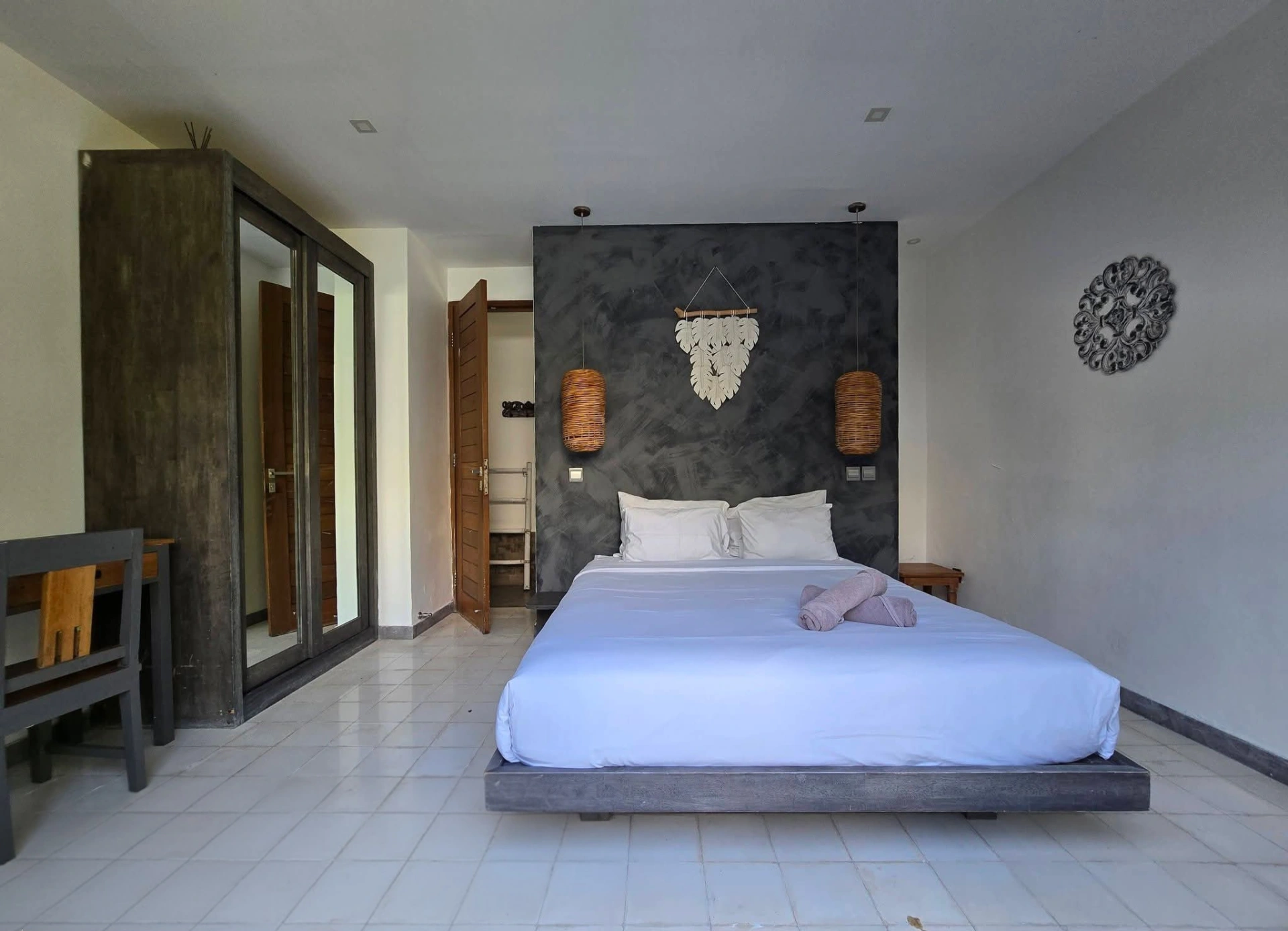 Modern Tropical Villa | 3 Ensuite Bedrooms Arround Restaurant + Coffe Shop, 3-bed villa for rent in Seminyak – photo 12 of 15