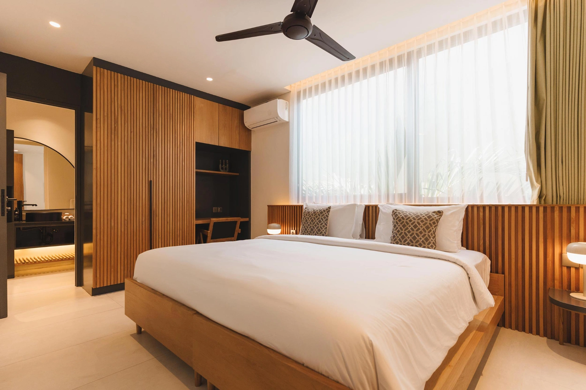 Makia Penthouse - Luxury 5BD Penthouse in the heart of Canggu, 5-bed villa for rent in Canggu – photo 11 of 15