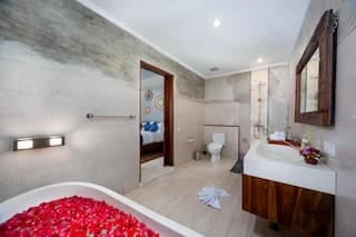 6 Bedrooms Villa for Rent in Seminyak, 6-bed villa for rent in Seminyak – photo 11 of 15