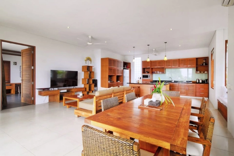 4 Bedroom Balinese Estate with Spectacular Jimbaran Bay View, 4-bed villa for rent in Uluwatu – photo 8 of 14