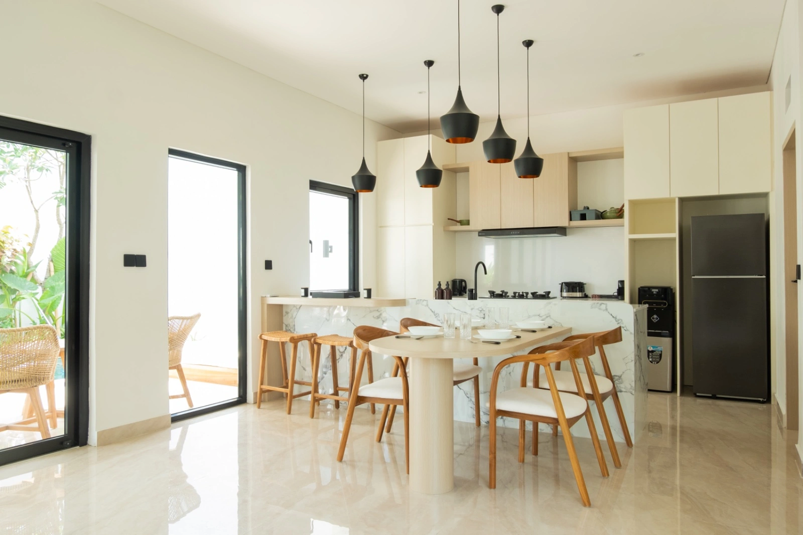 Modern 3-Bedroom Villa for Monthly or Yearly Rental – Kerobokan, Bali, 3-bed villa for rent in Canggu – photo 4 of 15