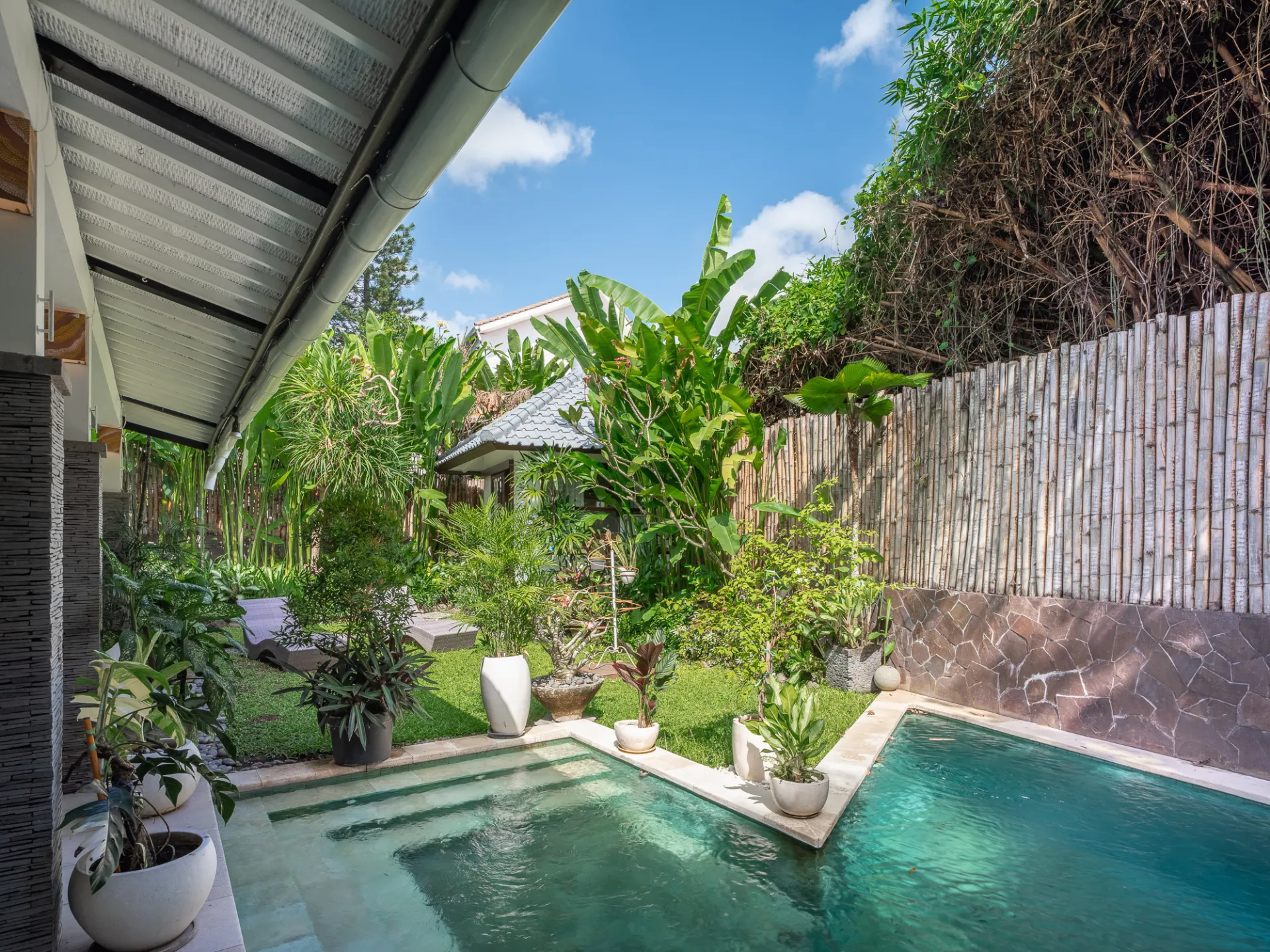 Villa Runa - Homey & Peaceful 2-Bedroom Villa with Spacious Garden in Canggu, 2-bed villa for rent in Canggu – photo 3 of 14