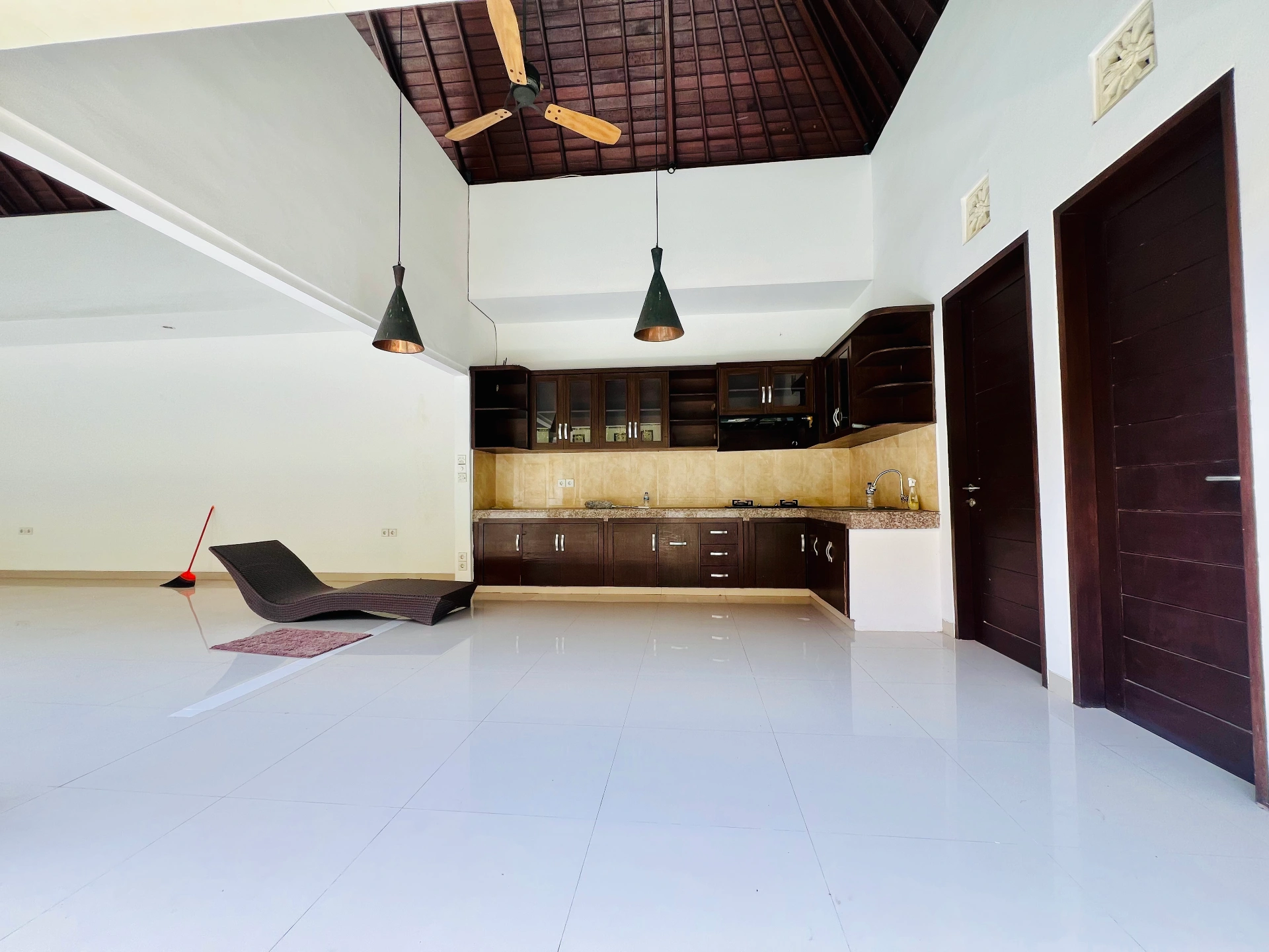3 Bedrooms Tropical Villa in Berawa for Yearly Rent, 3-bed villa for rent in Canggu – photo 5 of 15